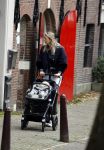 Amsterdam 27 oktober 2021
Jet v Nieuwkerk wandelend door amsterdam achter de kinderwagen met daarin haar zoontje Frenkie
