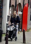 Amsterdam 27 oktober 2021
Jet v Nieuwkerk wandelend door amsterdam achter de kinderwagen met daarin haar zoontje Frenkie