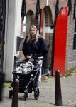 Amsterdam 27 oktober 2021
Jet v Nieuwkerk wandelend door amsterdam achter de kinderwagen met daarin haar zoontje Frenkie