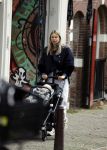 Amsterdam 27 oktober 2021
Jet v Nieuwkerk wandelend door amsterdam achter de kinderwagen met daarin haar zoontje Frenkie