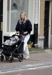 Amsterdam 27 oktober 2021
Jet v Nieuwkerk wandelend door amsterdam achter de kinderwagen met daarin haar zoontje Frenkie
