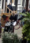 Amsterdam 27 oktober 2021
Jet v Nieuwkerk wandelend door amsterdam achter de kinderwagen met daarin haar zoontje Frenkie