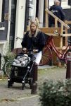 Amsterdam 27 oktober 2021
Jet v Nieuwkerk wandelend door amsterdam achter de kinderwagen met daarin haar zoontje Frenkie