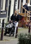 Amsterdam 27 oktober 2021
Jet v Nieuwkerk wandelend door amsterdam achter de kinderwagen met daarin haar zoontje Frenkie
