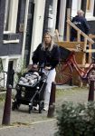 Amsterdam 27 oktober 2021
Jet v Nieuwkerk wandelend door amsterdam achter de kinderwagen met daarin haar zoontje Frenkie