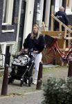 Amsterdam 27 oktober 2021
Jet v Nieuwkerk wandelend door amsterdam achter de kinderwagen met daarin haar zoontje Frenkie