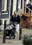 Amsterdam 27 oktober 2021
Jet v Nieuwkerk wandelend door amsterdam achter de kinderwagen met daarin haar zoontje Frenkie