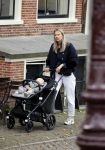 Amsterdam 27 oktober 2021
Jet v Nieuwkerk wandelend door amsterdam achter de kinderwagen met daarin haar zoontje Frenkie