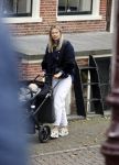 Amsterdam 27 oktober 2021
Jet v Nieuwkerk wandelend door amsterdam achter de kinderwagen met daarin haar zoontje Frenkie