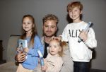 Amsterdam 30 oktober 2021
Boekpresentatie Jim bakkum in hotel Krasnapolsy.
Jim reikt het eerste boek uit aan zijn kinderen. Ook zijn vrouw Bettina Holwerda is natuurlijk aanwezig