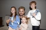 Amsterdam 30 oktober 2021
Boekpresentatie Jim bakkum in hotel Krasnapolsy.
Jim reikt het eerste boek uit aan zijn kinderen. Ook zijn vrouw Bettina Holwerda is natuurlijk aanwezig