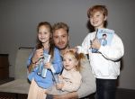 Amsterdam 30 oktober 2021
Boekpresentatie Jim bakkum in hotel Krasnapolsy.
Jim reikt het eerste boek uit aan zijn kinderen. Ook zijn vrouw Bettina Holwerda is natuurlijk aanwezig