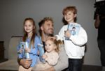 Amsterdam 30 oktober 2021
Boekpresentatie Jim bakkum in hotel Krasnapolsy.
Jim reikt het eerste boek uit aan zijn kinderen. Ook zijn vrouw Bettina Holwerda is natuurlijk aanwezig