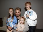 Amsterdam 30 oktober 2021
Boekpresentatie Jim bakkum in hotel Krasnapolsy.
Jim reikt het eerste boek uit aan zijn kinderen. Ook zijn vrouw Bettina Holwerda is natuurlijk aanwezig