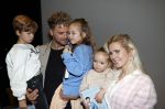 Amsterdam 30 oktober 2021
Boekpresentatie Jim bakkum in hotel Krasnapolsy.
Jim reikt het eerste boek uit aan zijn kinderen. Ook zijn vrouw Bettina Holwerda is natuurlijk aanwezig