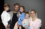 Amsterdam 30 oktober 2021
Boekpresentatie Jim bakkum in hotel Krasnapolsy.
Jim reikt het eerste boek uit aan zijn kinderen. Ook zijn vrouw Bettina Holwerda is natuurlijk aanwezig