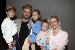 Amsterdam 30 oktober 2021
Boekpresentatie Jim bakkum in hotel Krasnapolsy.
Jim reikt het eerste boek uit aan zijn kinderen. Ook zijn vrouw Bettina Holwerda is natuurlijk aanwezig