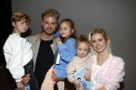 Amsterdam 30 oktober 2021
Boekpresentatie Jim bakkum in hotel Krasnapolsy.
Jim reikt het eerste boek uit aan zijn kinderen. Ook zijn vrouw Bettina Holwerda is natuurlijk aanwezig