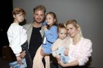 Amsterdam 30 oktober 2021
Boekpresentatie Jim bakkum in hotel Krasnapolsy.
Jim reikt het eerste boek uit aan zijn kinderen. Ook zijn vrouw Bettina Holwerda is natuurlijk aanwezig