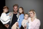 Amsterdam 30 oktober 2021
Boekpresentatie Jim bakkum in hotel Krasnapolsy.
Jim reikt het eerste boek uit aan zijn kinderen. Ook zijn vrouw Bettina Holwerda is natuurlijk aanwezig