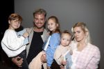 Amsterdam 30 oktober 2021
Boekpresentatie Jim bakkum in hotel Krasnapolsy.
Jim reikt het eerste boek uit aan zijn kinderen. Ook zijn vrouw Bettina Holwerda is natuurlijk aanwezig