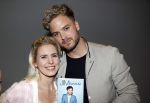 Amsterdam 30 oktober 2021
Boekpresentatie Jim bakkum in hotel Krasnapolsy.
Jim reikt het eerste boek uit aan zijn kinderen. Ook zijn vrouw Bettina Holwerda is natuurlijk aanwezig