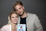 Amsterdam 30 oktober 2021
Boekpresentatie Jim bakkum in hotel Krasnapolsy.
Jim reikt het eerste boek uit aan zijn kinderen. Ook zijn vrouw Bettina Holwerda is natuurlijk aanwezig
