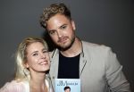 Amsterdam 30 oktober 2021
Boekpresentatie Jim bakkum in hotel Krasnapolsy.
Jim reikt het eerste boek uit aan zijn kinderen. Ook zijn vrouw Bettina Holwerda is natuurlijk aanwezig