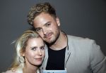 Amsterdam 30 oktober 2021
Boekpresentatie Jim bakkum in hotel Krasnapolsy.
Jim reikt het eerste boek uit aan zijn kinderen. Ook zijn vrouw Bettina Holwerda is natuurlijk aanwezig