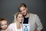 Amsterdam 30 oktober 2021
Boekpresentatie Jim bakkum in hotel Krasnapolsy.
Jim reikt het eerste boek uit aan zijn kinderen. Ook zijn vrouw Bettina Holwerda is natuurlijk aanwezig