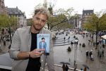 Amsterdam 30 oktober 2021
Boekpresentatie Jim bakkum in hotel Krasnapolsy.
Jim reikt het eerste boek uit aan zijn kinderen. Ook zijn vrouw Bettina Holwerda is natuurlijk aanwezig
