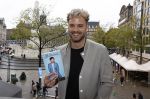 Amsterdam 30 oktober 2021
Boekpresentatie Jim bakkum in hotel Krasnapolsy.
Jim reikt het eerste boek uit aan zijn kinderen. Ook zijn vrouw Bettina Holwerda is natuurlijk aanwezig