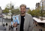 Amsterdam 30 oktober 2021
Boekpresentatie Jim bakkum in hotel Krasnapolsy.
Jim reikt het eerste boek uit aan zijn kinderen. Ook zijn vrouw Bettina Holwerda is natuurlijk aanwezig