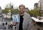 Amsterdam 30 oktober 2021
Boekpresentatie Jim bakkum in hotel Krasnapolsy.
Jim reikt het eerste boek uit aan zijn kinderen. Ook zijn vrouw Bettina Holwerda is natuurlijk aanwezig