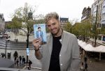 Amsterdam 30 oktober 2021
Boekpresentatie Jim bakkum in hotel Krasnapolsy.
Jim reikt het eerste boek uit aan zijn kinderen. Ook zijn vrouw Bettina Holwerda is natuurlijk aanwezig