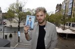 Amsterdam 30 oktober 2021
Boekpresentatie Jim bakkum in hotel Krasnapolsy.
Jim reikt het eerste boek uit aan zijn kinderen. Ook zijn vrouw Bettina Holwerda is natuurlijk aanwezig