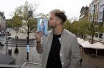 Amsterdam 30 oktober 2021
Boekpresentatie Jim bakkum in hotel Krasnapolsy.
Jim reikt het eerste boek uit aan zijn kinderen. Ook zijn vrouw Bettina Holwerda is natuurlijk aanwezig