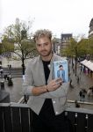 Amsterdam 30 oktober 2021
Boekpresentatie Jim bakkum in hotel Krasnapolsy.
Jim reikt het eerste boek uit aan zijn kinderen. Ook zijn vrouw Bettina Holwerda is natuurlijk aanwezig