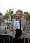 Amsterdam 30 oktober 2021
Boekpresentatie Jim bakkum in hotel Krasnapolsy.
Jim reikt het eerste boek uit aan zijn kinderen. Ook zijn vrouw Bettina Holwerda is natuurlijk aanwezig
