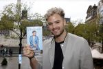 Amsterdam 30 oktober 2021
Boekpresentatie Jim bakkum in hotel Krasnapolsy.
Jim reikt het eerste boek uit aan zijn kinderen. Ook zijn vrouw Bettina Holwerda is natuurlijk aanwezig