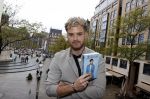Amsterdam 30 oktober 2021
Boekpresentatie Jim bakkum in hotel Krasnapolsy.
Jim reikt het eerste boek uit aan zijn kinderen. Ook zijn vrouw Bettina Holwerda is natuurlijk aanwezig