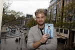 Amsterdam 30 oktober 2021
Boekpresentatie Jim bakkum in hotel Krasnapolsy.
Jim reikt het eerste boek uit aan zijn kinderen. Ook zijn vrouw Bettina Holwerda is natuurlijk aanwezig