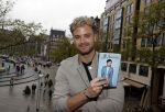 Amsterdam 30 oktober 2021
Boekpresentatie Jim bakkum in hotel Krasnapolsy.
Jim reikt het eerste boek uit aan zijn kinderen. Ook zijn vrouw Bettina Holwerda is natuurlijk aanwezig