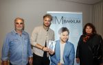 Amsterdam 30 oktober 2021
Boekpresentatie Jim bakkum in hotel Krasnapolsy.
Jim reikt het eerste boek uit aan zijn kinderen. Ook zijn vrouw Bettina Holwerda is natuurlijk aanwezig. Jim met zijn ouders