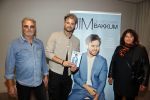 Amsterdam 30 oktober 2021
Boekpresentatie Jim bakkum in hotel Krasnapolsy.
Jim reikt het eerste boek uit aan zijn kinderen. Ook zijn vrouw Bettina Holwerda is natuurlijk aanwezig. Jim met zijn ouders