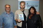 Amsterdam 30 oktober 2021
Boekpresentatie Jim bakkum in hotel Krasnapolsy.
Jim reikt het eerste boek uit aan zijn kinderen. Ook zijn vrouw Bettina Holwerda is natuurlijk aanwezig. Jim met zijn ouders