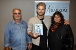 Amsterdam 30 oktober 2021
Boekpresentatie Jim bakkum in hotel Krasnapolsy.
Jim reikt het eerste boek uit aan zijn kinderen. Ook zijn vrouw Bettina Holwerda is natuurlijk aanwezig. Jim met zijn ouders