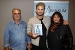 Amsterdam 30 oktober 2021
Boekpresentatie Jim bakkum in hotel Krasnapolsy.
Jim reikt het eerste boek uit aan zijn kinderen. Ook zijn vrouw Bettina Holwerda is natuurlijk aanwezig. Jim met zijn ouders
