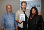 Amsterdam 30 oktober 2021
Boekpresentatie Jim bakkum in hotel Krasnapolsy.
Jim reikt het eerste boek uit aan zijn kinderen. Ook zijn vrouw Bettina Holwerda is natuurlijk aanwezig. Jim met zijn ouders