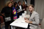 Amsterdam 30 oktober 2021
Boekpresentatie Jim bakkum in hotel Krasnapolsy.
Jim reikt het eerste boek uit aan zijn kinderen. Ook zijn vrouw Bettina Holwerda is natuurlijk aanwezig